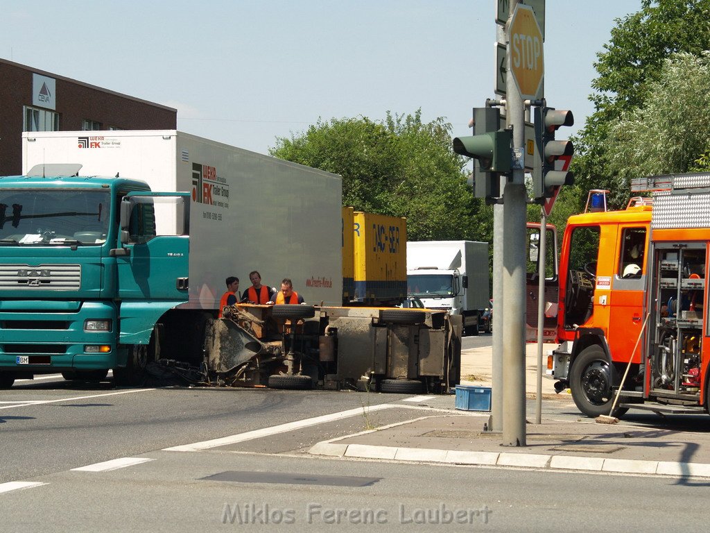 VU LKW Kehrmaschine Koeln Porz Gremberhoven Frankfurterstr - Ratherstr 25.JPG